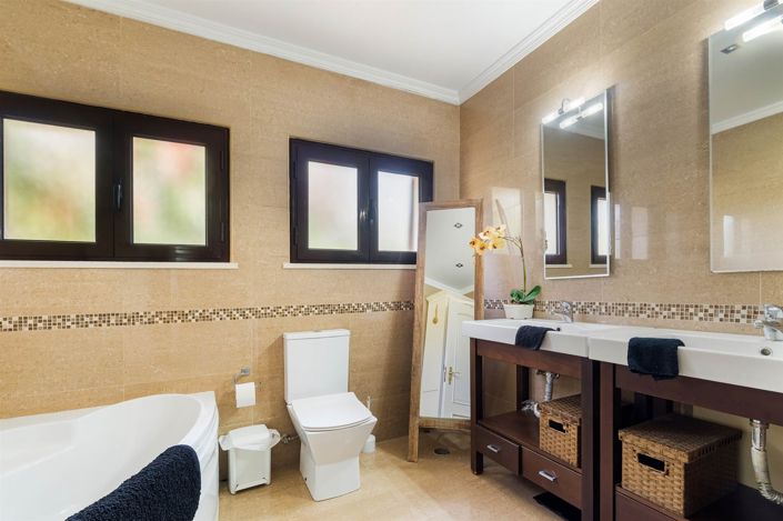 Image No.28-5 Bed House for sale
