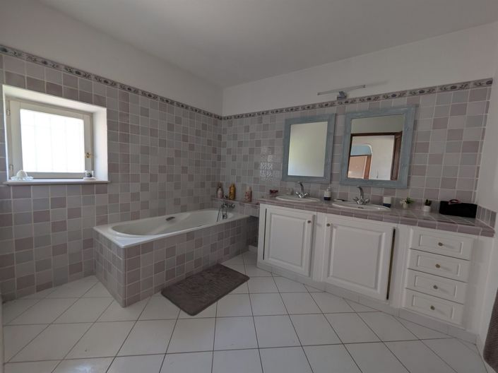 Image No.8-4 Bed House for sale