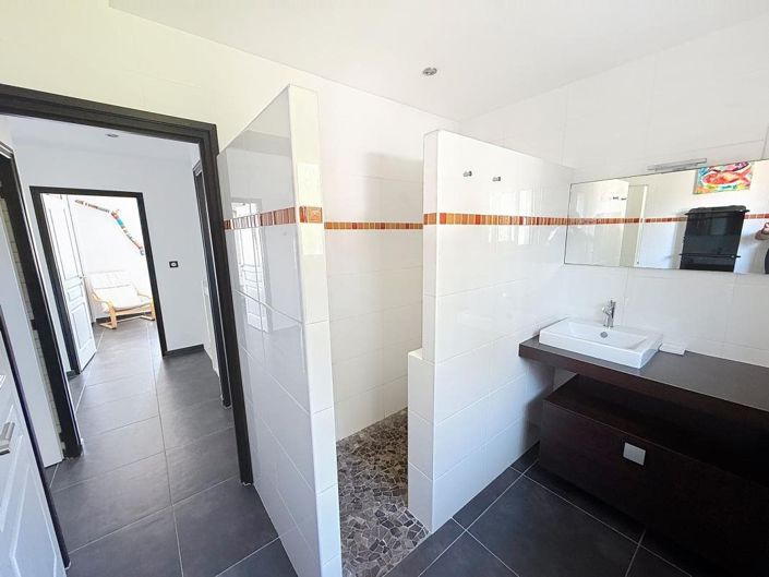 Image No.16-4 Bed House for sale