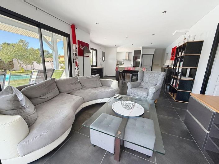 Image No.2-4 Bed House for sale