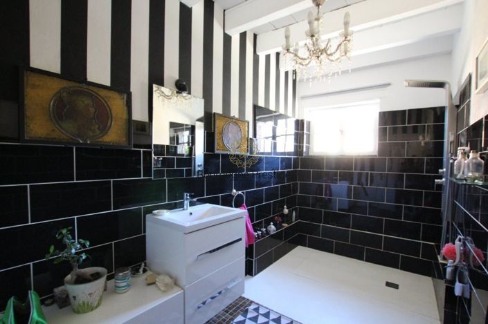 Image No.18-4 Bed House for sale