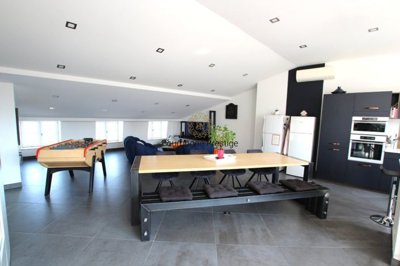 aj2l225cvb2oge1c8