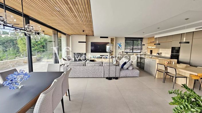 Image No.6-5 Bed House for sale