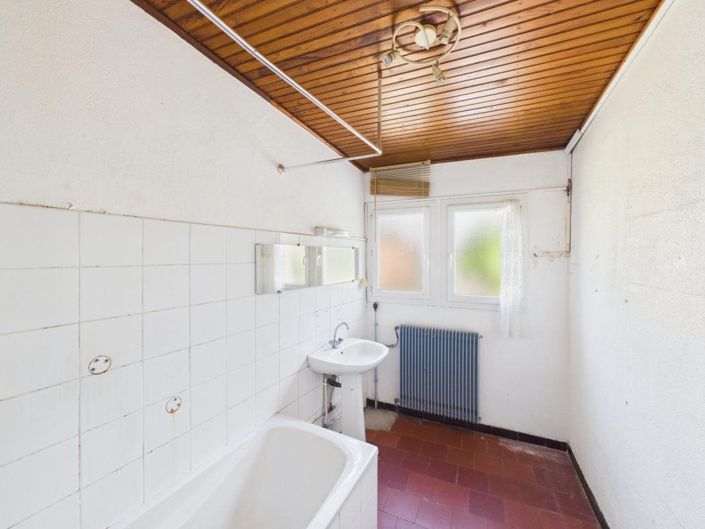 Image No.12-6 Bed House for sale