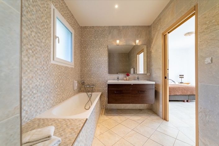 Image No.8-4 Bed House for sale