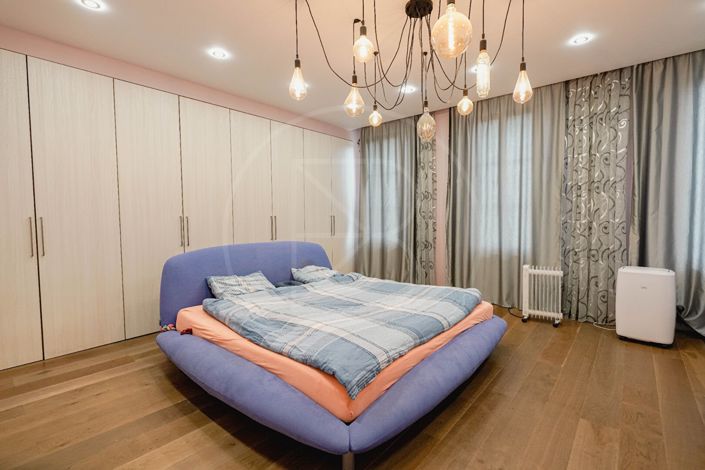 Image No.9-6 Bed Property for sale