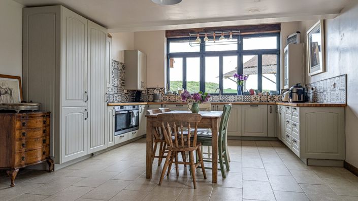Image No.12-6 Bed House for sale