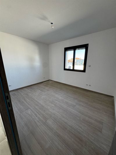 Image No.10-3 Bed House for sale