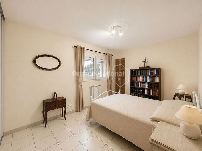 Image No.9-6 Bed House for sale