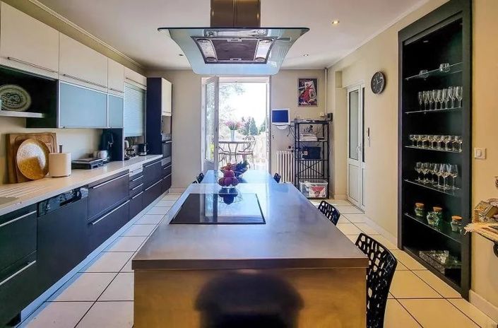 Image No.5-8 Bed House for sale