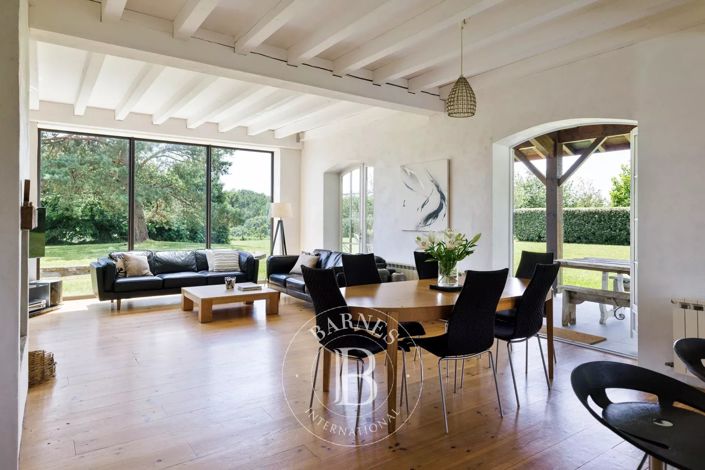 Image No.8-6 Bed House for sale