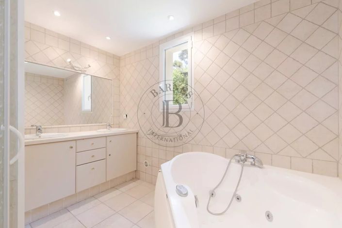 Image No.8-5 Bed House for sale
