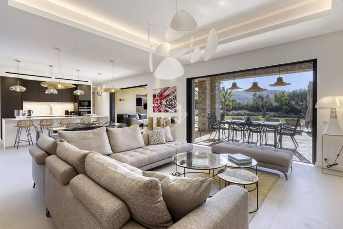 Image No.6-5 Bed House for sale