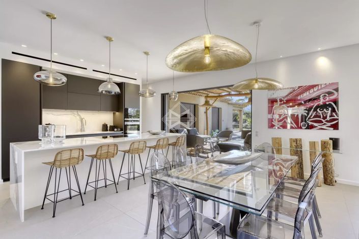 Image No.8-5 Bed House for sale