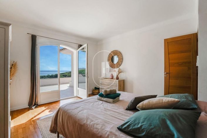 Image No.6-5 Bed House for sale