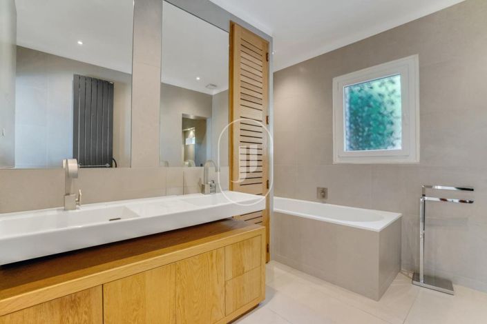 Image No.7-5 Bed House for sale