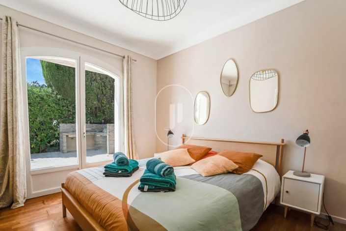 Image No.8-5 Bed House for sale