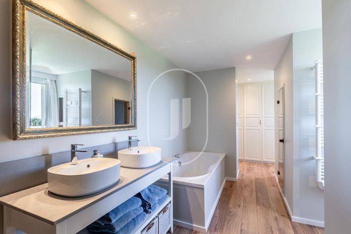 Image No.8-7 Bed House for sale