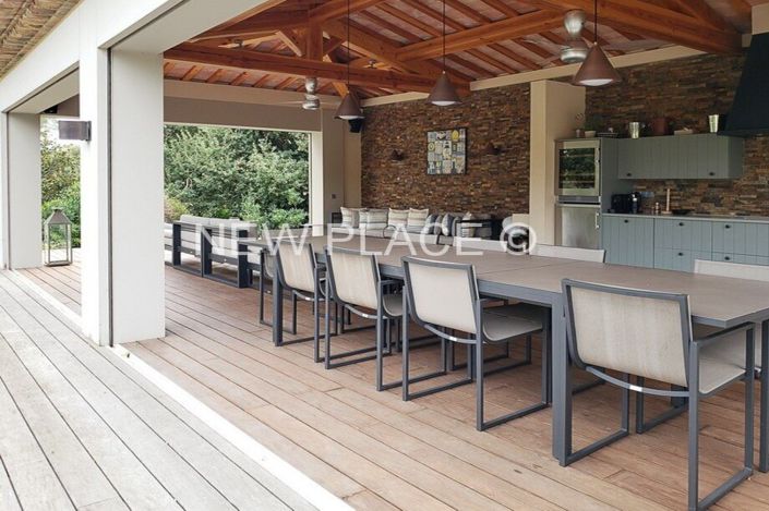 Image No.5-8 Bed House for sale