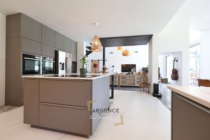 Image No.10-3 Bed House for sale