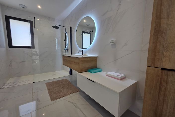 Image No.11-3 Bed House for sale
