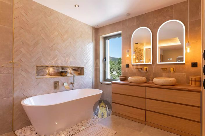 Image No.11-6 Bed House for sale