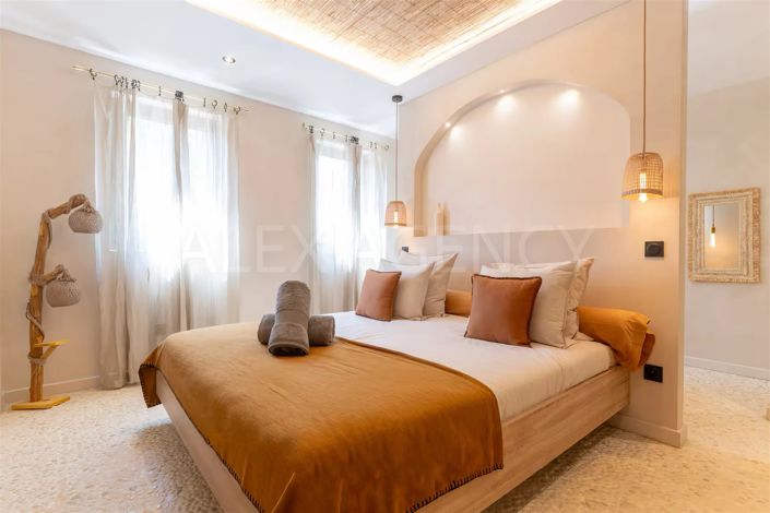 Image No.8-6 Bed House for sale