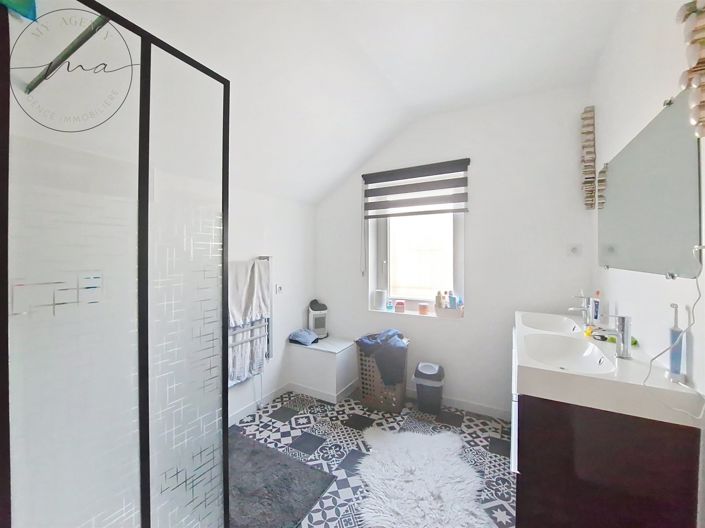 Image No.8-7 Bed House for sale