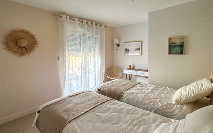 Image No.8-6 Bed House for sale