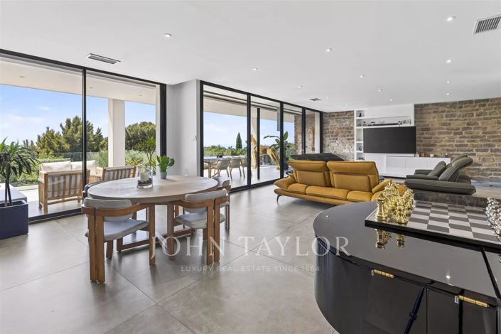 Image No.8-5 Bed House for sale