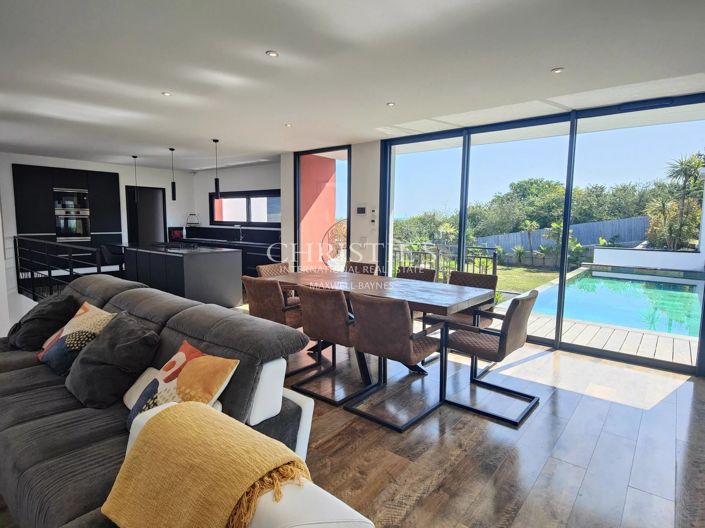 Image No.2-5 Bed House for sale