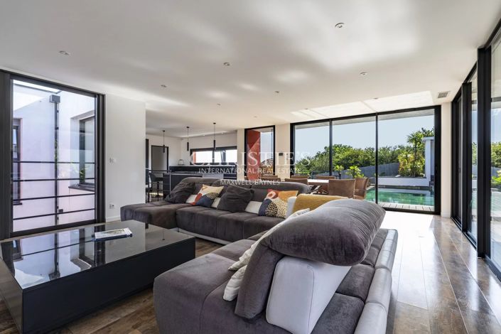 Image No.5-5 Bed House for sale