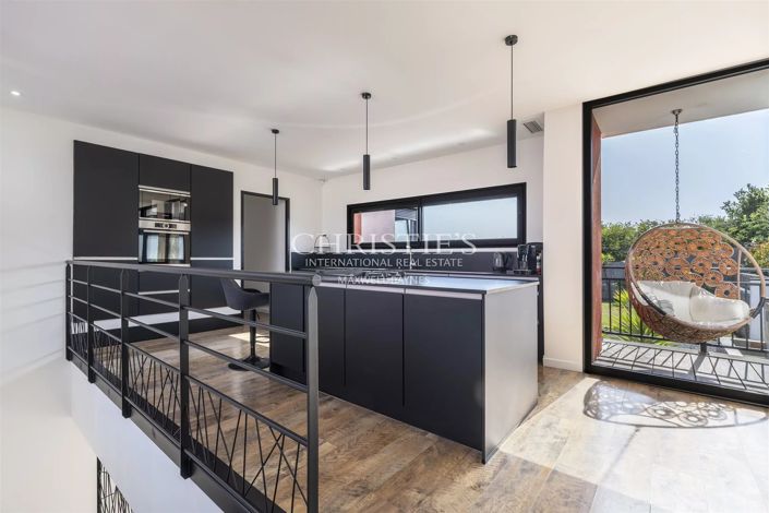Image No.8-5 Bed House for sale
