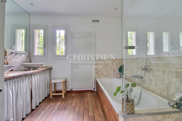 Image No.17-7 Bed House for sale