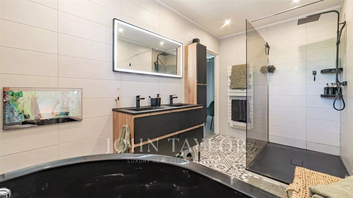 Image No.16-5 Bed House for sale