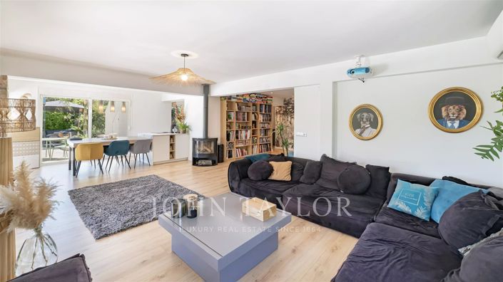 Image No.8-5 Bed House for sale