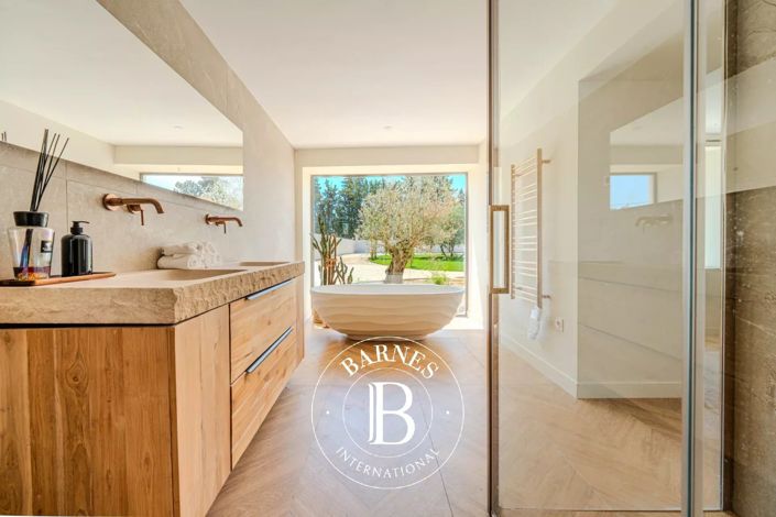 Image No.18-6 Bed House for sale