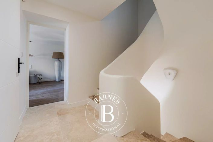 Image No.26-6 Bed House for sale