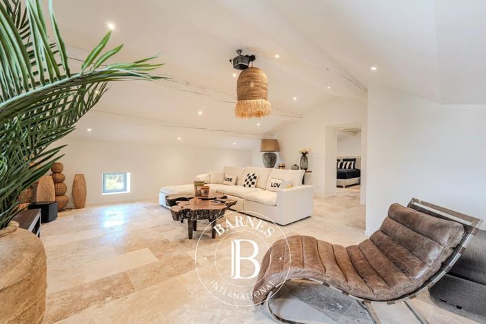 Image No.31-6 Bed House for sale