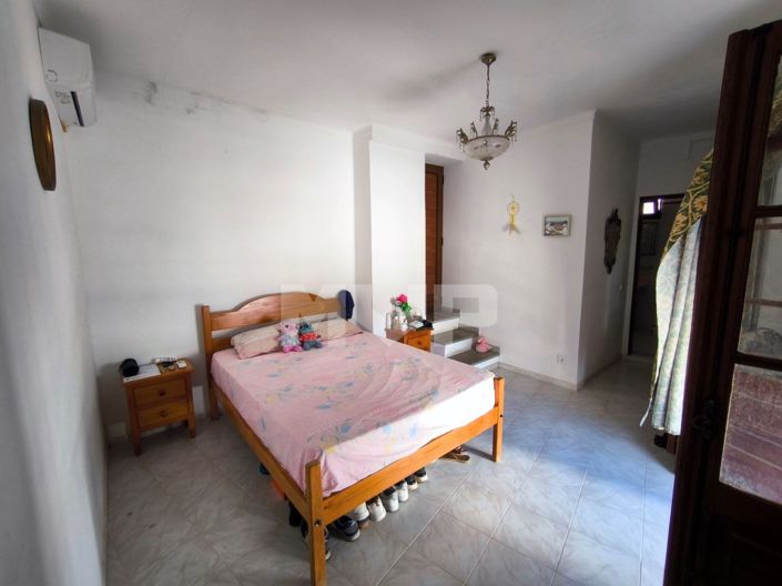 Image No.24-6 Bed House for sale