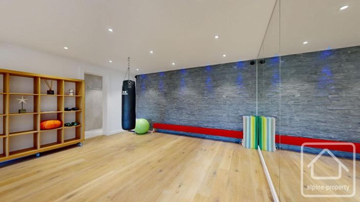 Image No.46-5 Bed Property for sale
