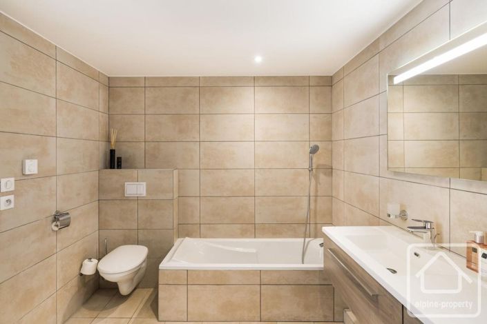 Image No.38-6 Bed Property for sale