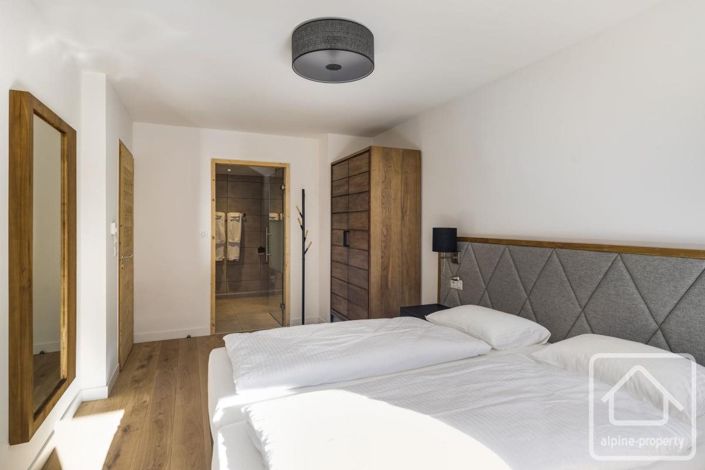 Image No.42-6 Bed Property for sale