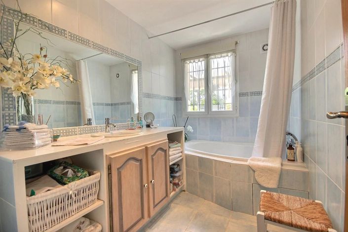 Image No.25-4 Bed House for sale