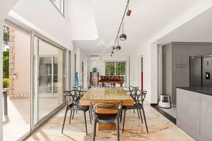 Image No.8-4 Bed House for sale