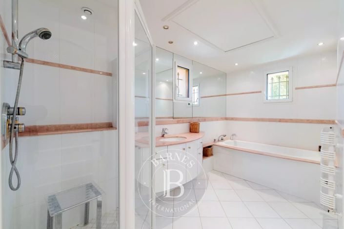 Image No.12-5 Bed House for sale