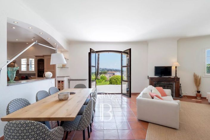 Image No.5-5 Bed House for sale