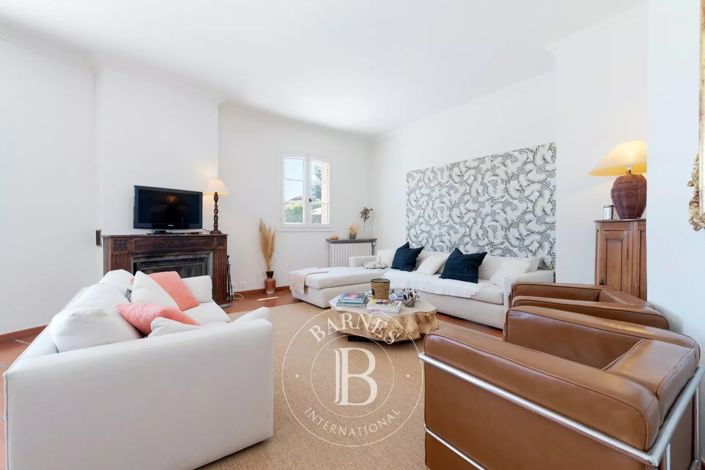 Image No.6-5 Bed House for sale