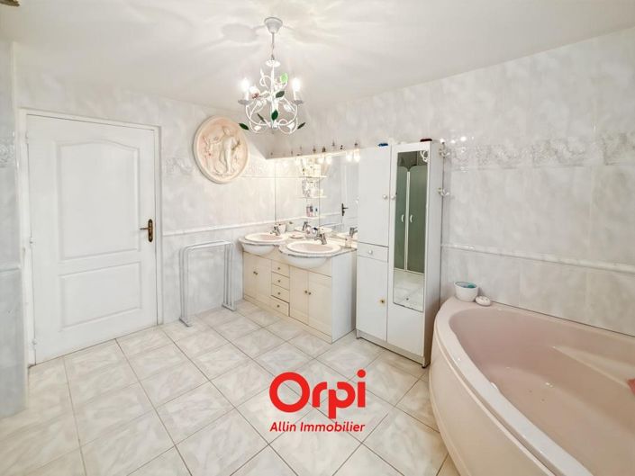 Image No.17-3 Bed House for sale