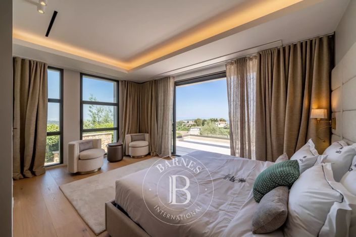 Image No.8-5 Bed House for sale